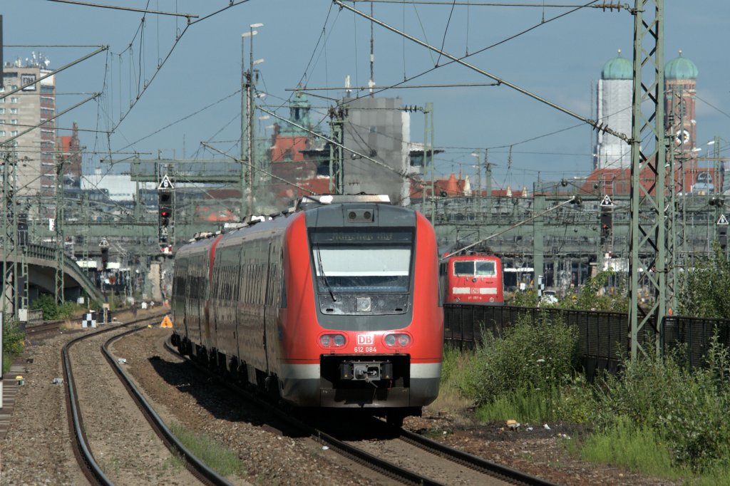 Nicht schn, aber selten ist der Kemtener 612er-Umlauf der einmal am Tag Mnchen erreicht. Hier zu sehen: 612 084 am 07.07.12 an der Donnersbergerbrcke in der bayrischen Landeshauptstadt