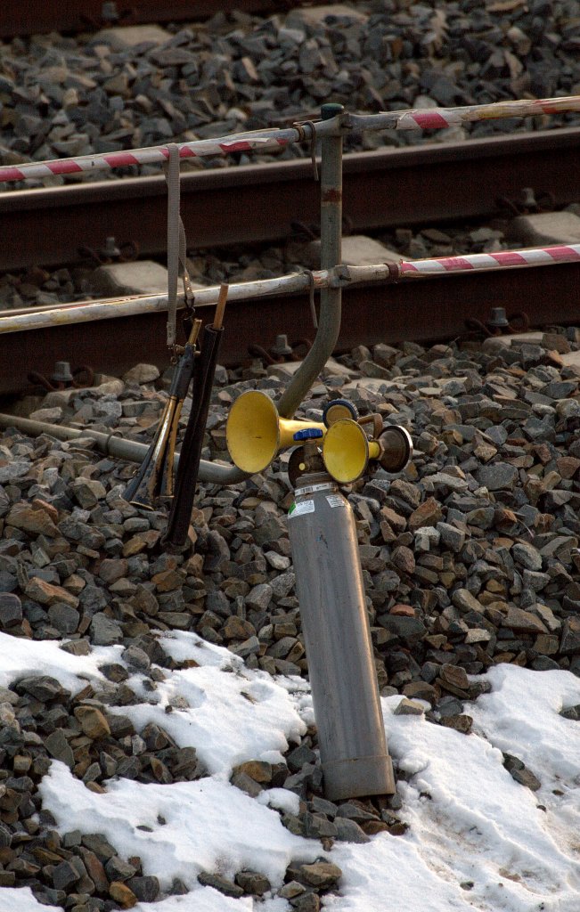 Nicht der Sicherungsposten,aber seine Werkzeuge konnten hier am 24.03.2013 um 18:04 Uhr an der Baustelle in Radebeul Ost abgelichtet werden.Es war dem Posten nicht zu verdenken,  bei minus 8 Grad Celsius uns schneidendem Ostwind etwas auf und ab zu gehen.
