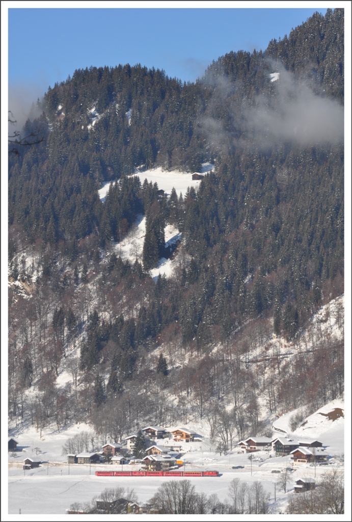 Nicht umsonst wird sie  die kleine Rote  genannt. RE1237 bei KLosters Dorf. (23.12.2011)