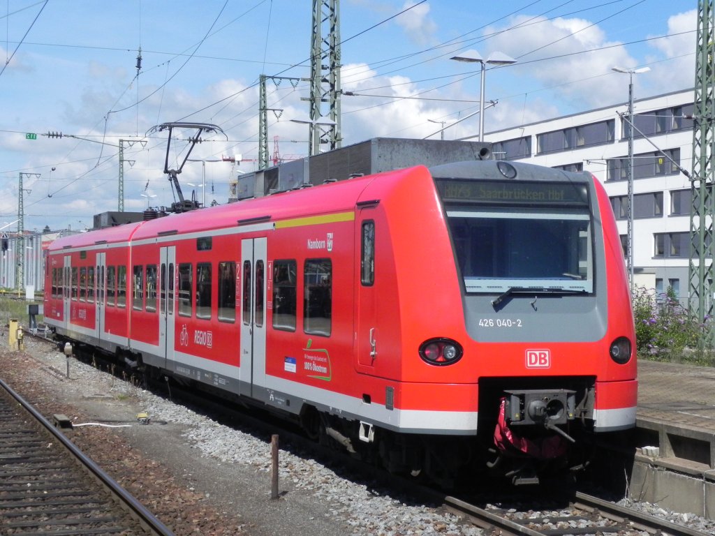Nicht unbedingt ein  Traum auf Schienen , aber so sauber und in der Sonne auch nicht hsslich. Der 426 040-2 steht am Sonntag, 22.07.2012 in Saarbrcken HBF am frheren Gleis 17 und wartet auf den nchsten Einsatz. 