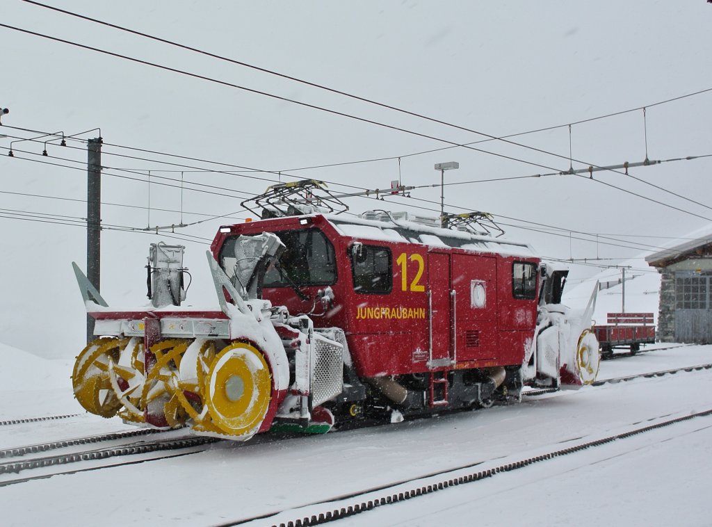 Nicht wegen der geringen Neuschneemenge, sondern wegen den Schneeverwehungen, infolge Sturms, war die Xhe rote 2/2 Nr. 12 im Einsatz. Sie pendelte zwischen Kleine Scheidegg (im Bild) und Eigergletscher, damit die Jungfraubahn offen bleiben kann, 01.02.2013.