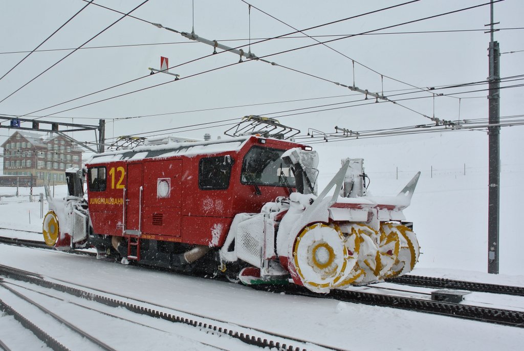 Nicht wegen der geringen Neuschneemenge, sondern wegen den Schneeverwehungen, infolge Sturms, war die Xhe rote 2/2 Nr. 12 im Einsatz. Sie pendelte zwischen Kleine Scheidegg (im Bild) und Eigergletscher, damit die Jungfraubahn offen bleiben kann, 01.02.2013.