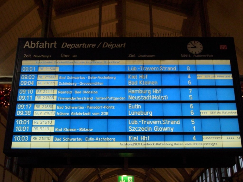 Nichts als Regionalexpress-und Regionalbahnzgen fahren zwischen 09:00 und 10:00 Uhr in Lbeck Hbf.