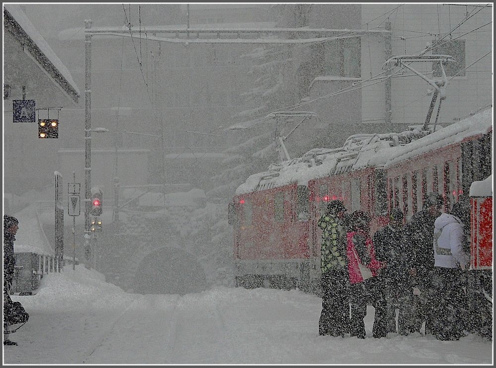 Nichts wie weg! Sobald der Zug am 25.12.09 abfahrtbereit in Bahnhof von Arosa stand, wurde er regelrecht von den Fahrgsten gestrmt. (Jeanny)