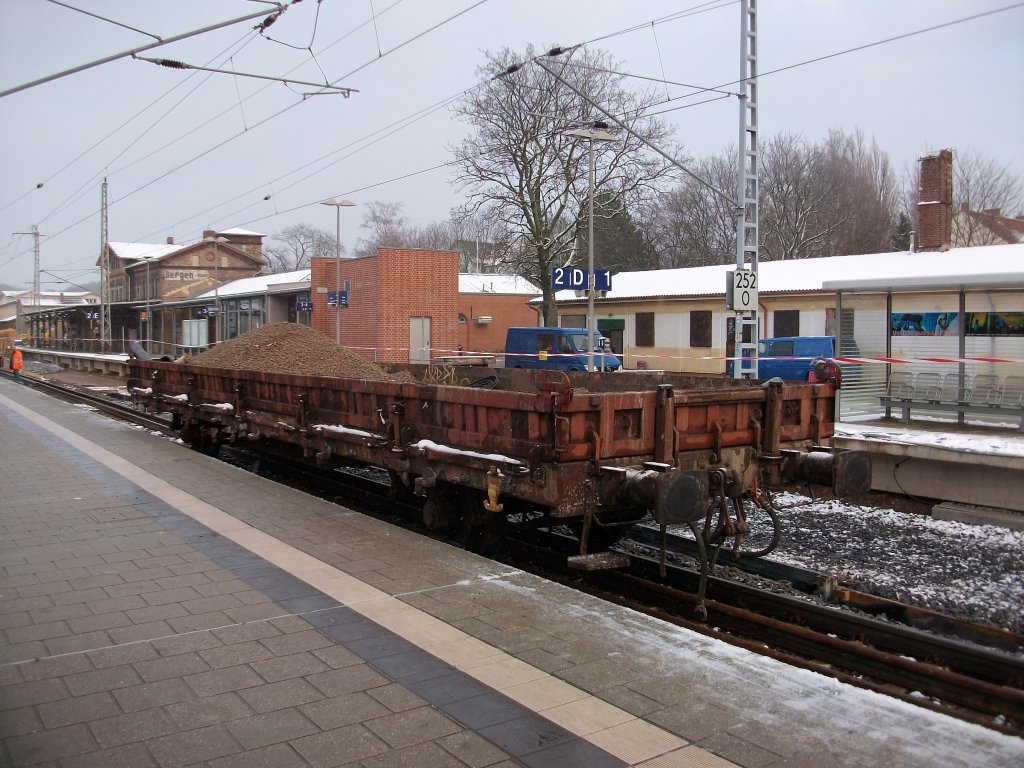 Niederbordwagen Kls am 26.November 2010 auf dem gesperrten Hauptgleis in Bergen/Rgen.