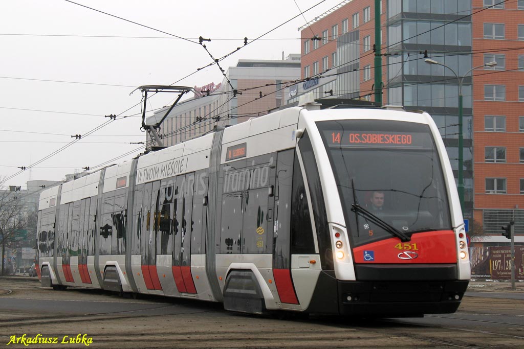 Niederflur-Straenbahn-Prototyp SOLARIS  Tramino  - 451, der erste Tag im Linie-Testbetrieb des Wagens auf Posener Straen, Roosevelta-Str., 29.01.2011

