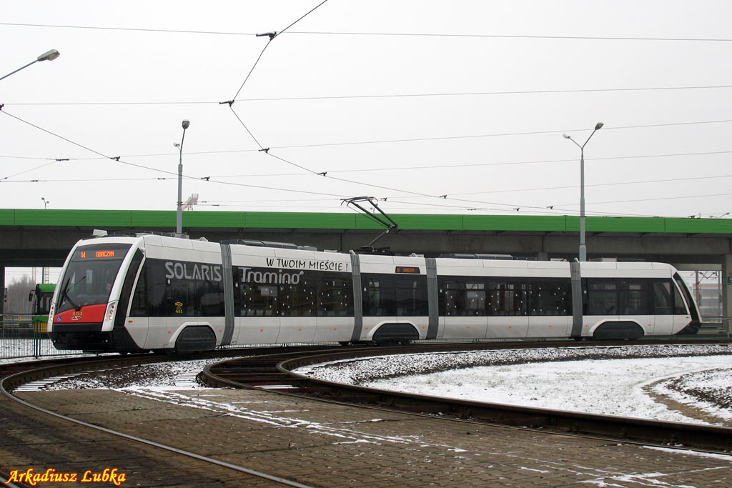 Niederflur-Straenbahn-Prototyp SOLARIS  Tramino  - 451, der erste Tag im Linie-Testbetrieb des Wagens auf Posener Straen, Os. Sobieskiego, 29.01.2011
