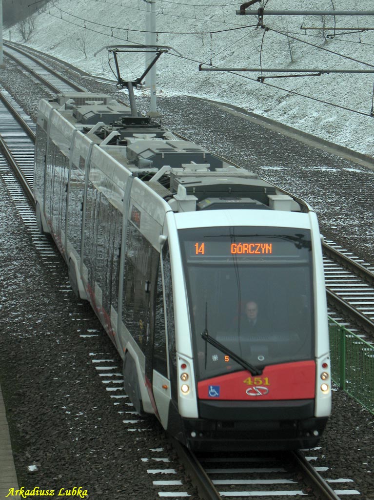 Niederflur-Straenbahn-Prototyp SOLARIS  Tramino  - 451, der erste Tag im Linie-Testbetrieb des Wagens auf Posener Straen, PST-Strecke Kurpińskiego, 29.01.2011
