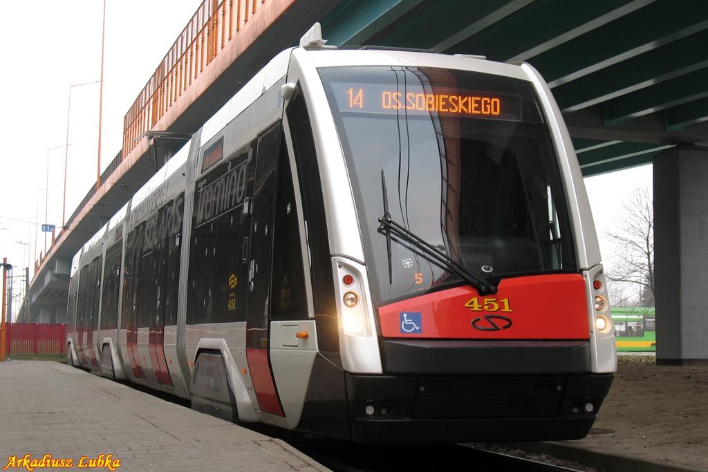 Niederflur-Straenbahn-Prototyp SOLARIS  Tramino  - 451, der erste Tag im Linie-Testbetrieb des Wagens auf Posener Straen, Grczyn, 29.01.2011
