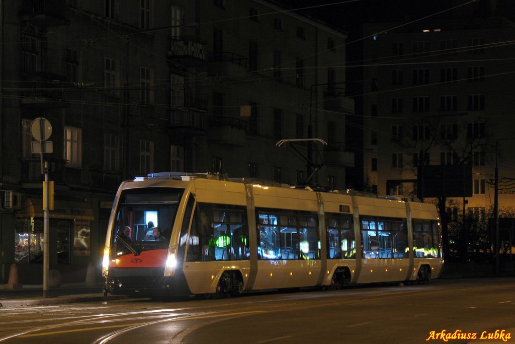 Niederflur-Straenbahn-Prototyp SOLARIS  Tramino , die ersten Testfahrten des Wagens auf Posener Straen, Głogowska-Str., 24.03.2010