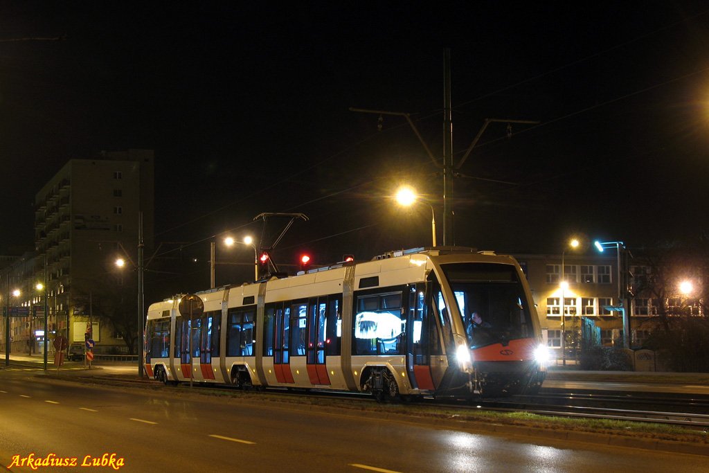 Niederflur-Straenbahn-Prototyp SOLARIS  Tramino , die ersten Testfahrten des Wagens auf Posener Straen, Hetmańska-Str., 24.03.2010
