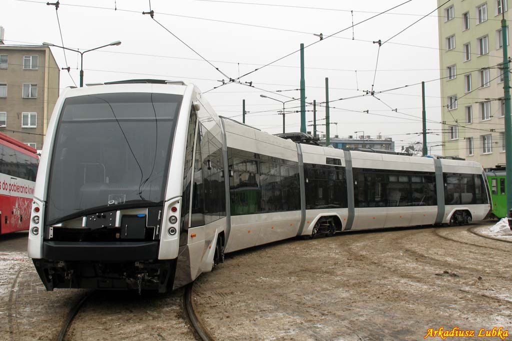 Niederflur-Straenbahn-Prototyp SOLARIS  Tramino , die Rangierarbeiten auf dem Gelnde des Betriebshofes  Głogowska  whrend der Vorbereitungsarbeiten zu den ersten Testen des Wagens, Poznań, 15.01.2010