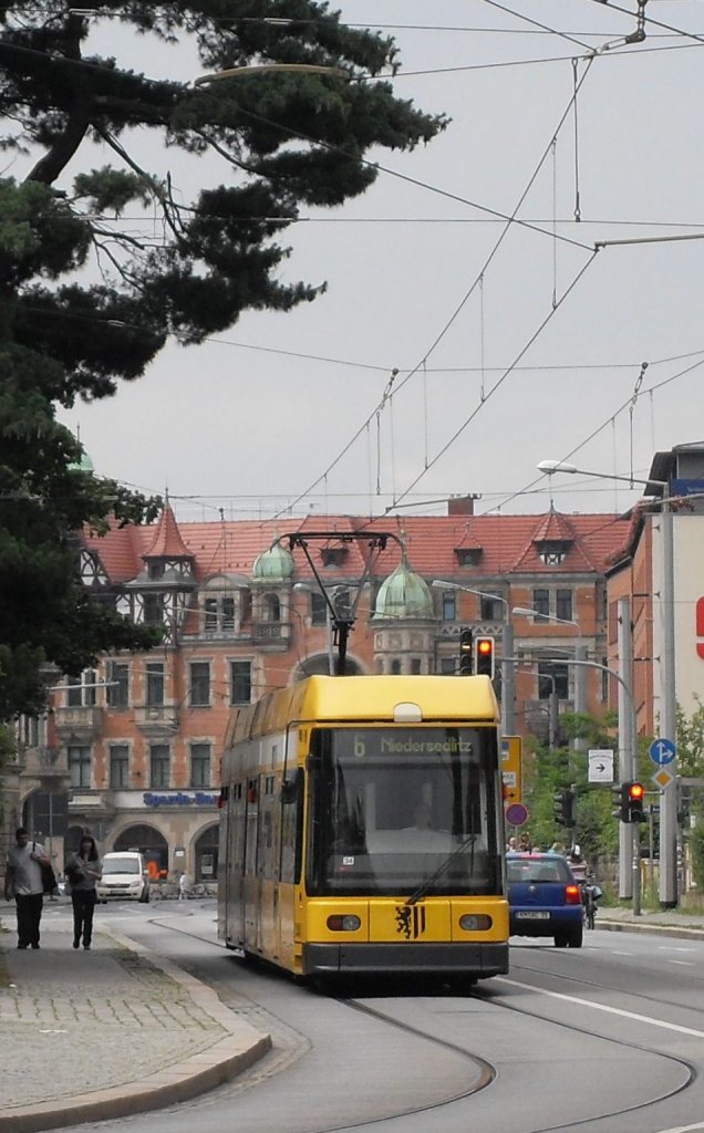 Niederflurgelenktriebwagen NGT 6 DD kurz vor der Haltestelle Jngststrasse