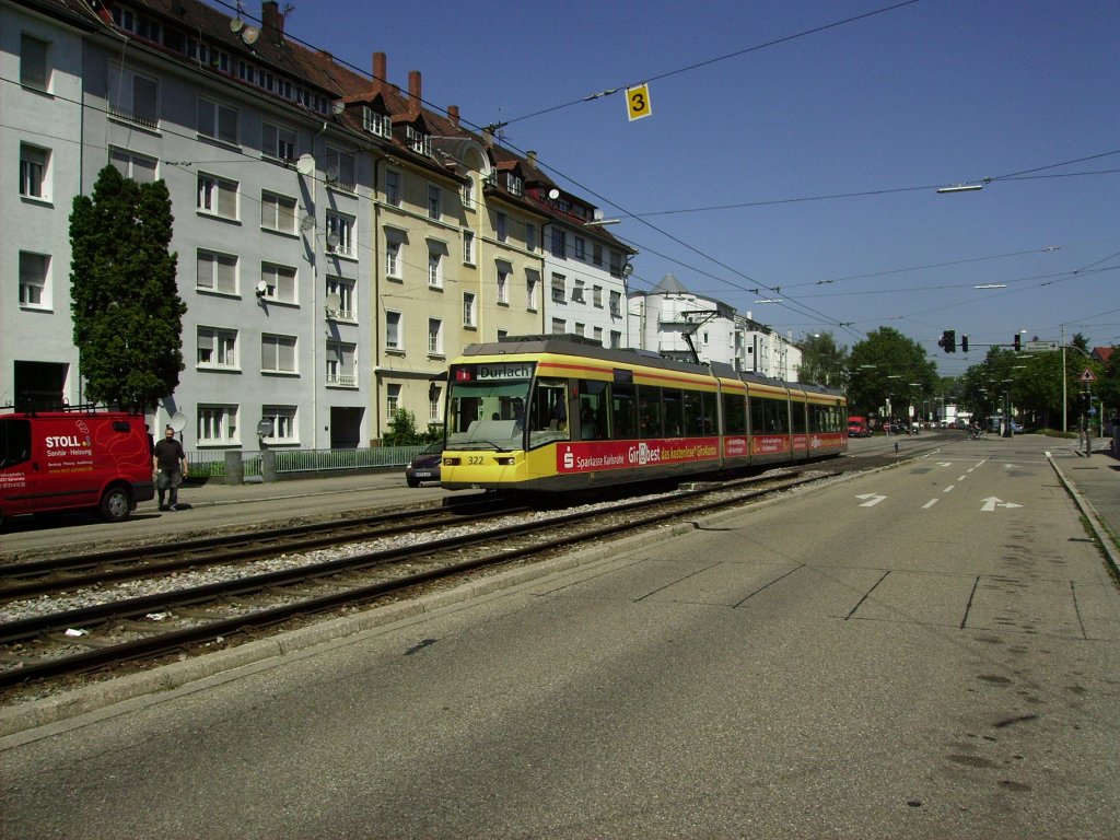 Niederflurstraenbahn 322 der VBK am 02.08.2011 in der Tullastrae als Linie 1 in Richtung Durlach. Weil zu diesem Zeitpunkt die Durlacher Allee gesperrt war wurden alle Zge in Richtung Durlach, Wolfartsweier, Heilbronn und Pforzheim also die Linien 1, 2, S4 und S5 ber Hauptfriedhof und die sonst nur als Betriebstrecke genutzte Tullastrae umgeleitet.