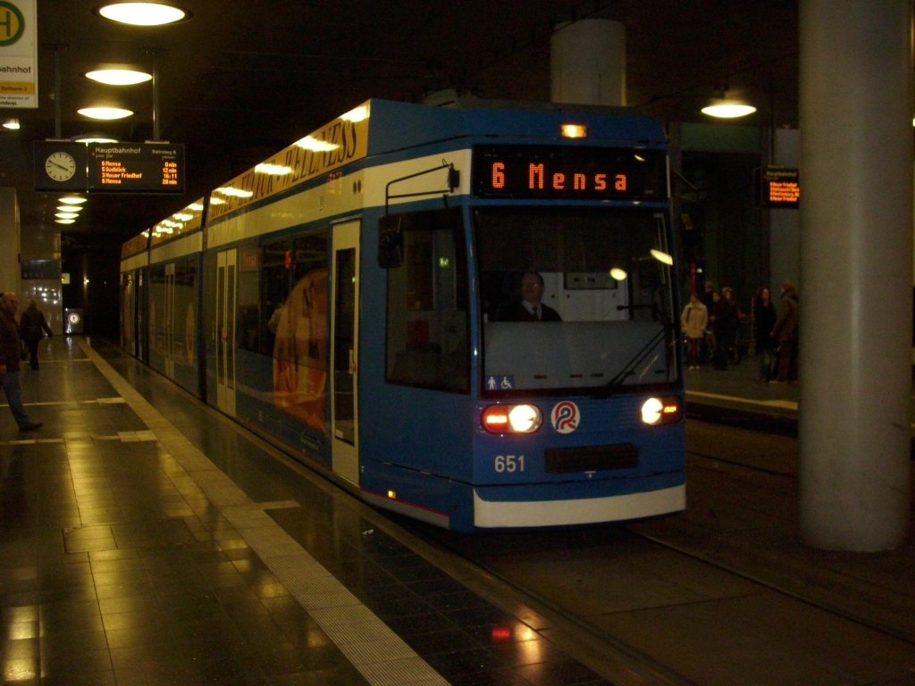 Niederflurstraenbahn in die Gegenrichtung nach  Mensa  im Rostocker Tunnelbahnhof  Rostock Hbf  am 31.Oktober 2009.