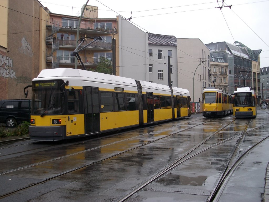Niederflurstra�enbahn in der Pr�sidentenstra�e,in der N�he von Berlin Hackescher Markt,am 16.Oktober 2010. 