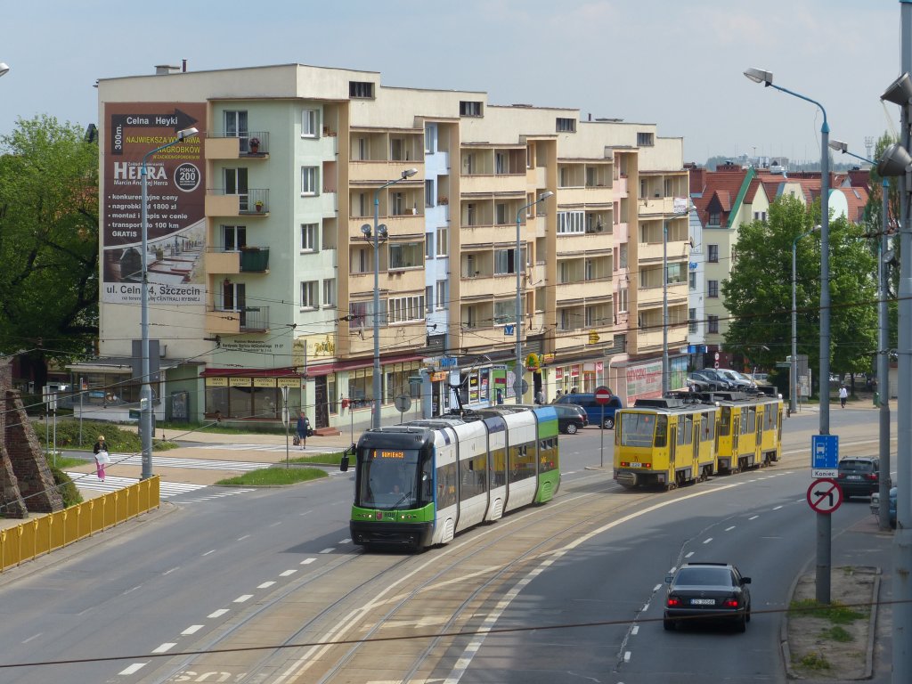 Niederflurstraenbahn vom Typ Pesa 120Na, im Einsatz erst seit 2011, hier unterwegs in der Księdza Kardynała Stefana Wyszyńskiego. Stettin, 11.5.2013