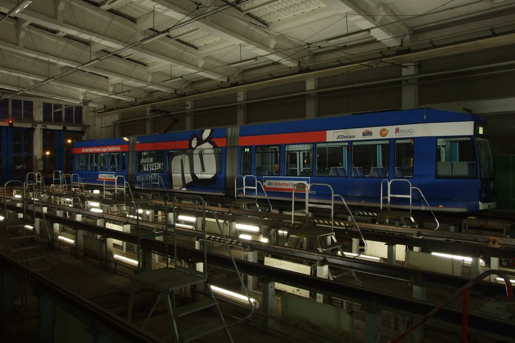 Niederflurtriebwagen 673 steht bei der RSAG in Rostock nach erfolgter Reinigung und Kontrolle wieder fr den Einsatz bereit in der Werkhalle.
Aufnahme entstand whrend einer ffentlichen Fhrung ber das Betriebsgelnde von einem Mittelgang aus.
Rostock, 25. November 2010