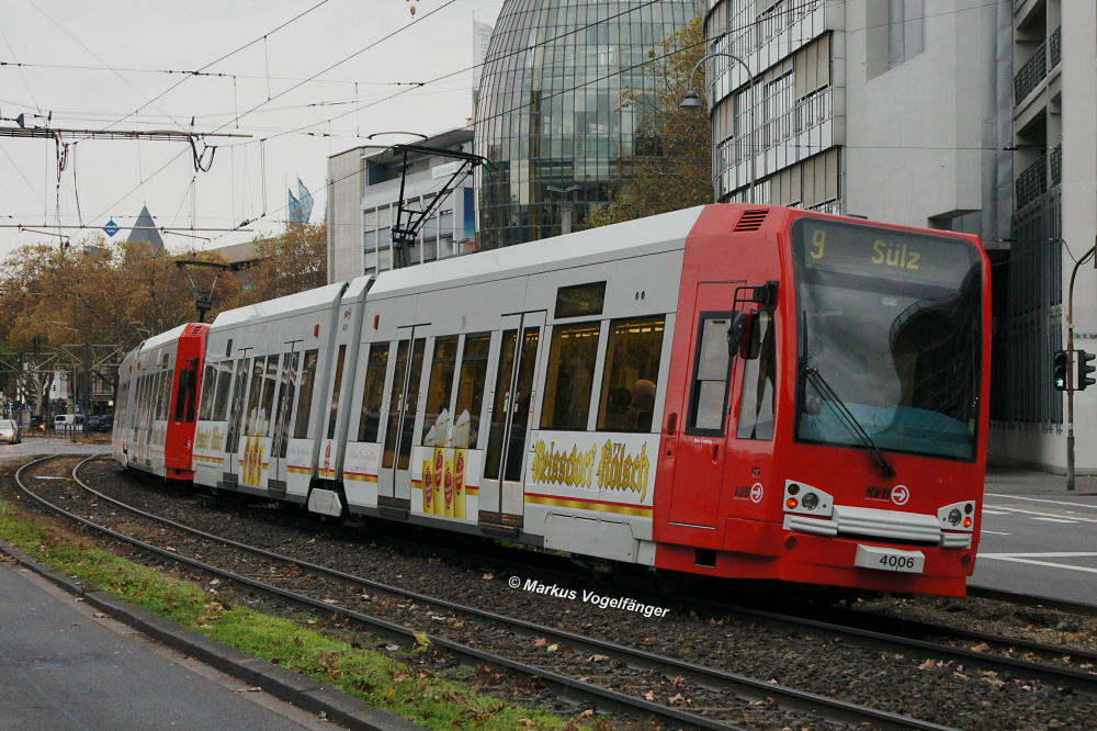 Niederflurwagen 4006 trgt eine neue Teilreklame fr  Reissdorf Klsch . Hier zu sehen auf der Ccilienstrae am 01.11.2012.