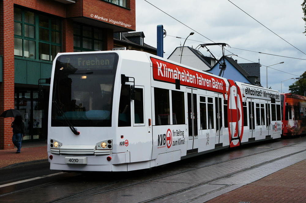 Niederflurwagen 4010 mit der neuen KVB-Eigenwerbung  Klimaheldenbahn  zur Dialogkampagne der KVB am 03.10.2012 an der Haltestelle Frechen Kirche.