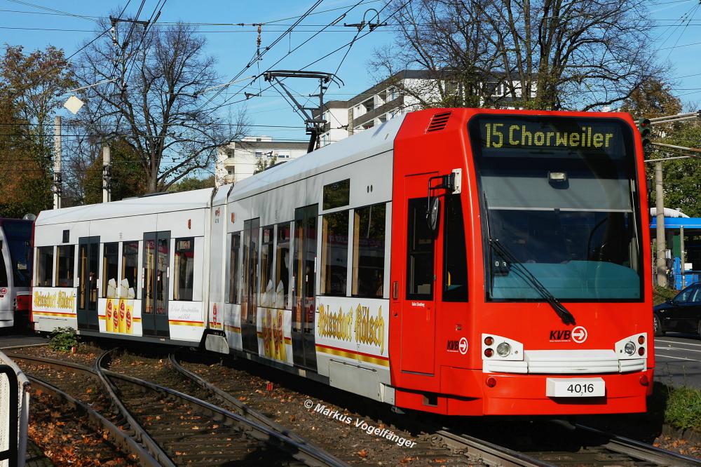 Niederflurwagen 4016 trgt eine neue Teilreklame fr  Reissdorf Klsch . Hier zu sehen an der Wilhelm-Sollmann-Strae am 31.10.2012.