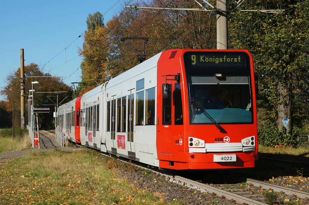 Niederflurwagen 4022 an der Haltestelle Steinweg am 27.10.2012.
