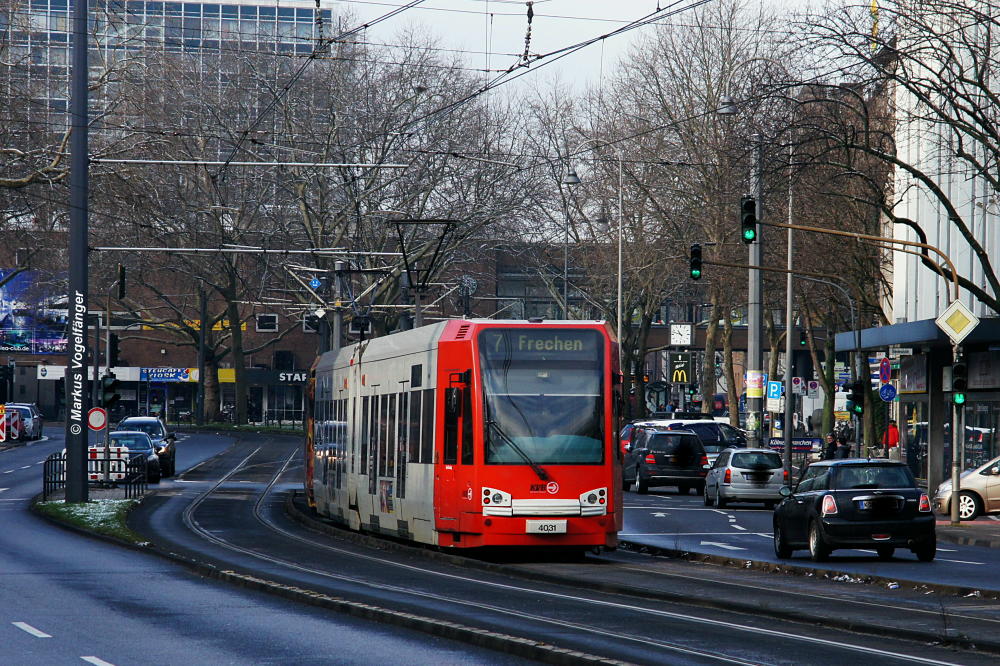 Niederflurwagen 4031 kurz vor erreichen der Haltestelle  Rudolfplatz  am 09.02.2013.