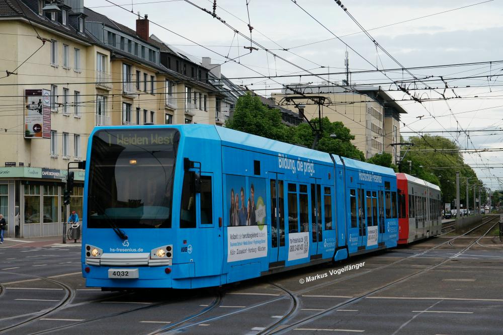 Niederflurwagen 4032 hat eine neue Ganzgestaltung f�r die  Hochschule Fresenius  erhalten. Hier zu sehen auf der Kreuzung Aachener Str./G�rtel am 15.05.2013.