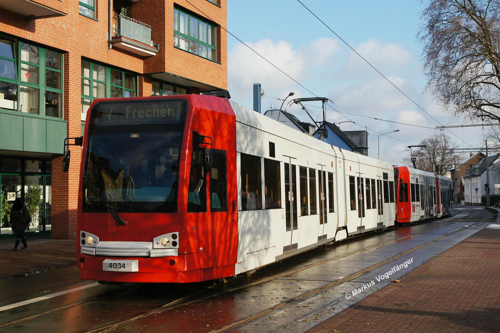 Niederflurwagen 4034 hat seine Ganzreklame  Airberlin  entfernt bekommen. Hier wieder im aktuellen KVB-Farbschema zu sehen auf der Frechener Hauptstrae am 11.12.2012.