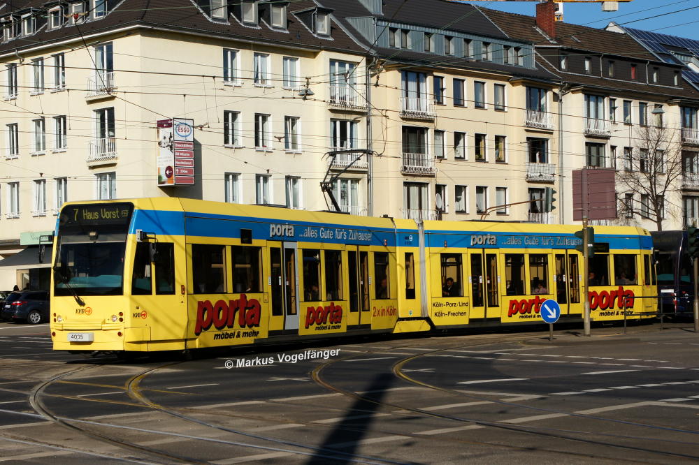 Niederflurwagen 4035 mit der Ganzreklame  Porta Mbel  auf der Kreuzung Aachener Str./Grtel am 19.03.2012