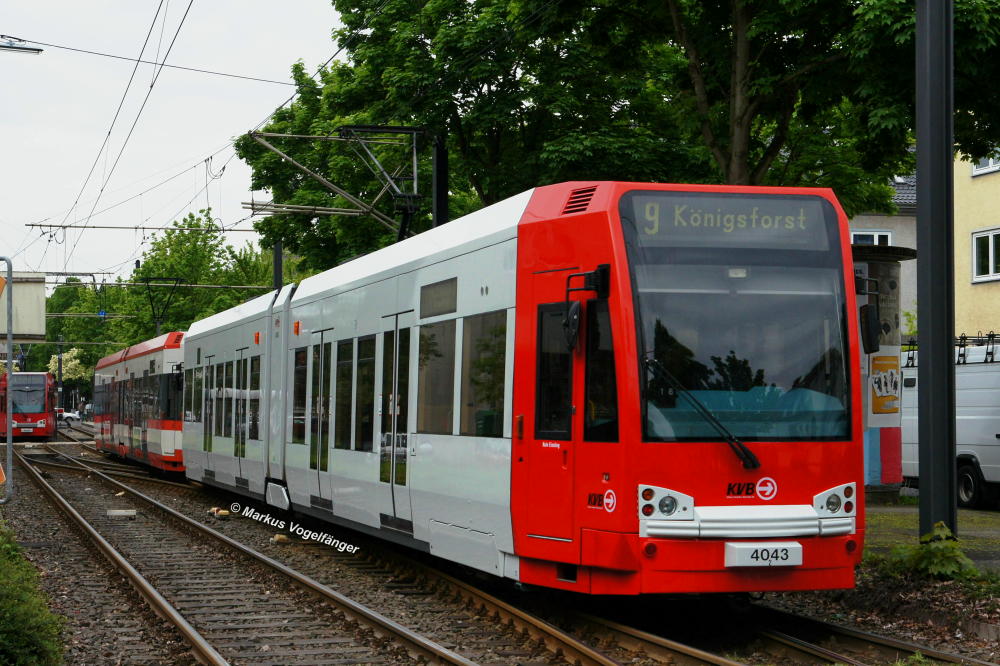 Niederflurwagen 4043 wurde nach den Wagen 4005, 4019, 4023, 4024 und 4044 als sechstes ehemaliges  Reissdorf Klsch -Fahrzeug in die aktuellen KVB-Farben umlackiert. 4043 an seinem ersten Linieneinsatztag nach seiner Neulackierung in Slz kurz vor der Haltestelle Hermeskeiler Platz am 11.05.2013.
