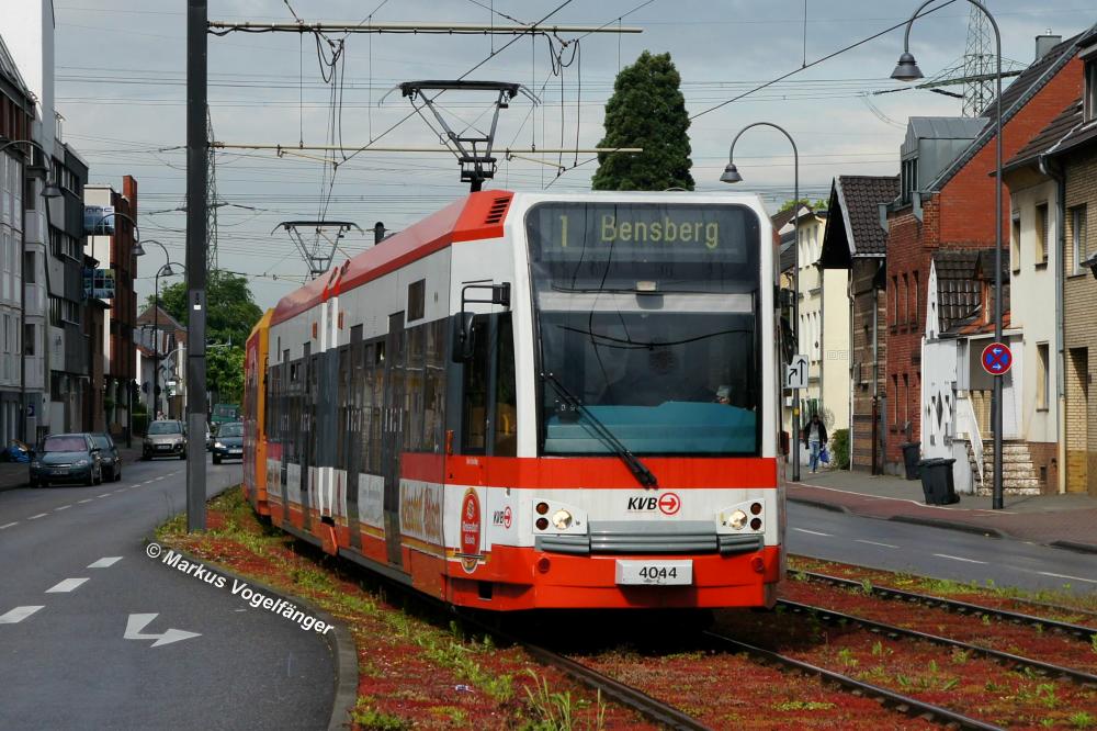 Niederflurwagen 4044 im Stadtteil Weiden auf der Aachener Strae am 18.05.2012