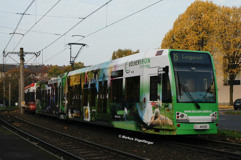Niederflurwagen 4056 tr�gt eine neue Ganzreklame f�r die  K�lnergr�n Stiftung . 

Anbei ein Foto von seinem ersten Linieneinsatztag mit der neuen Reklame am 24.10.2012. 