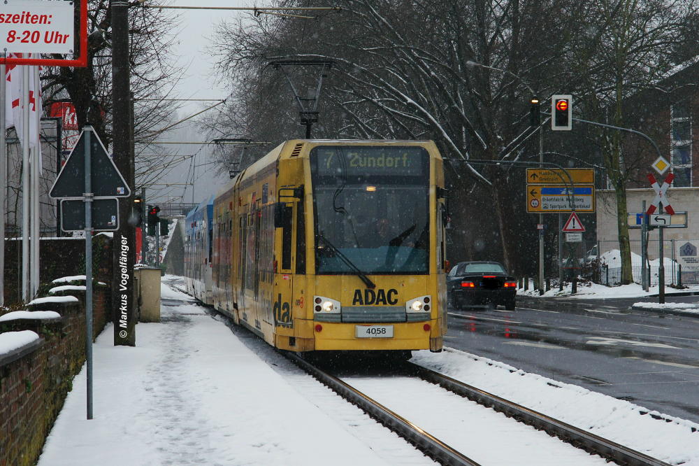 Niederflurwagen 4058 in Frechen auf der Drener Strae am 25.02.2013.
