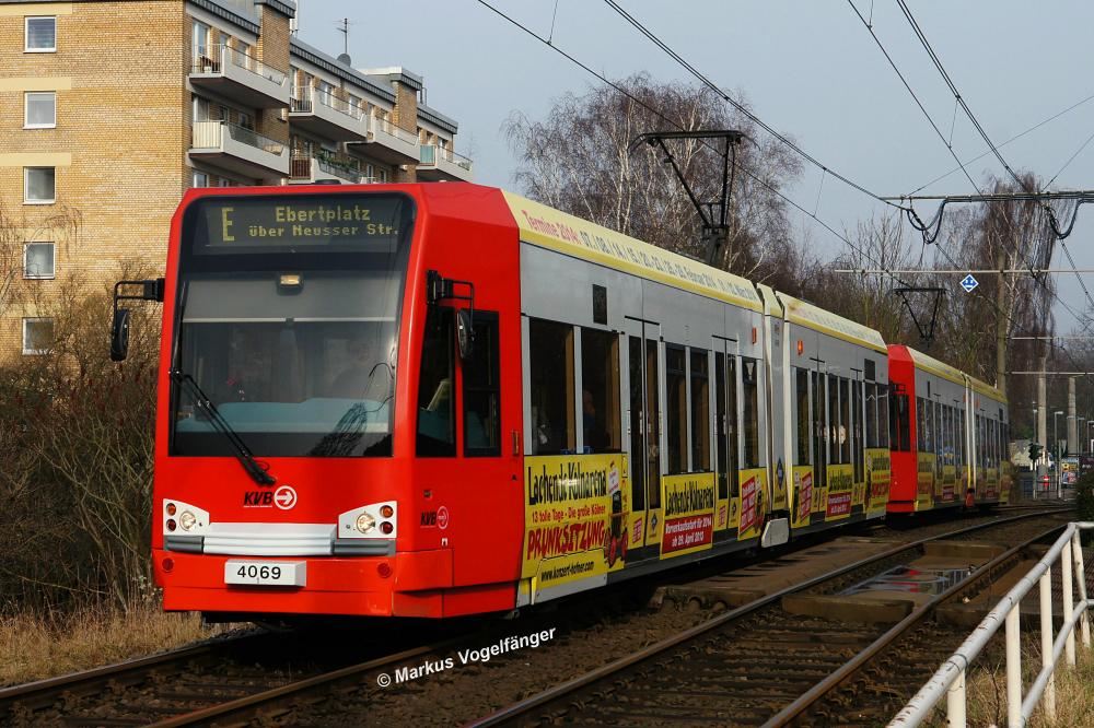 Niederflurwagen 4069 wurde die Teilreklame  Lachende K�lnarena  aktualisiert. Hier zu sehen auf der Neusser Stra�e am 08.03.2013.