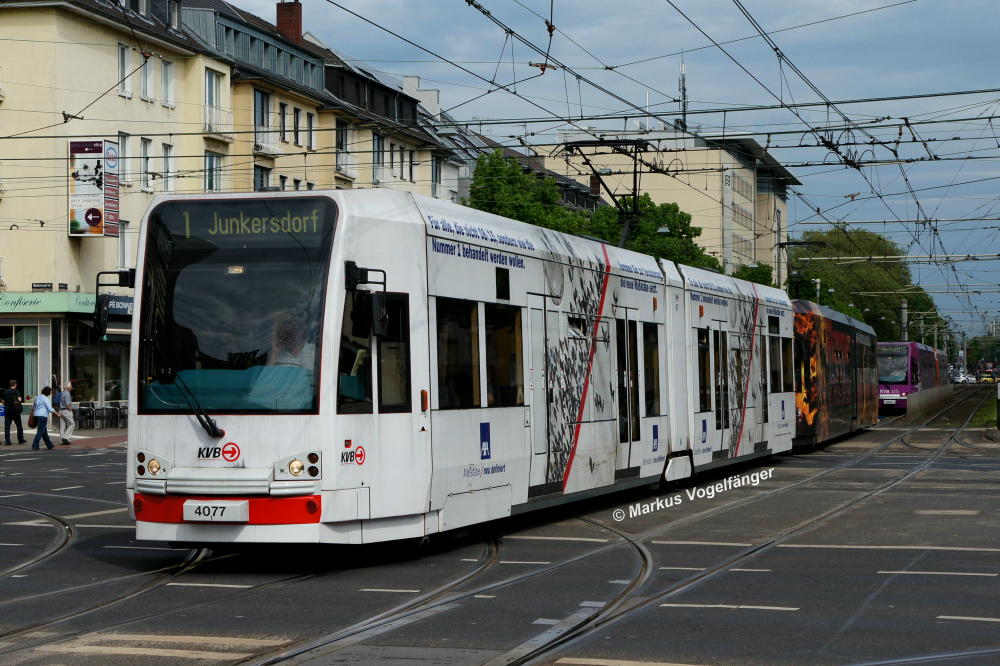 Niederflurwagen 4077 auf der Kreuzung Aachener Str./Grtel am 10.05.2012 