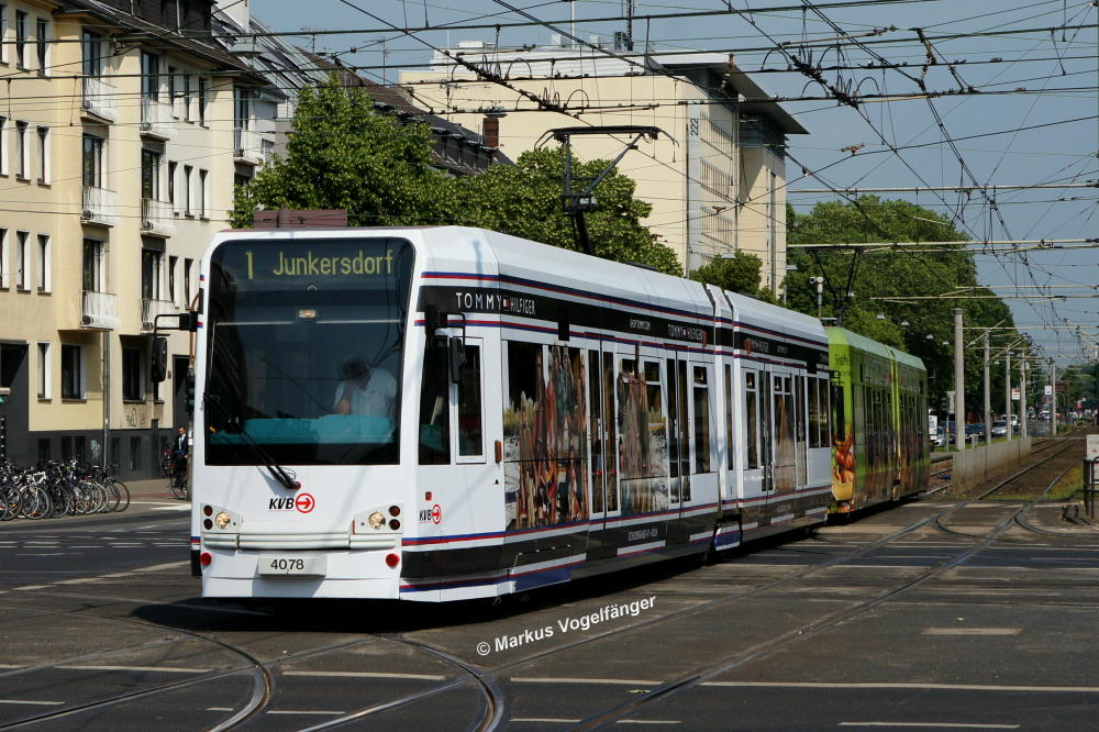Niederflurwagen 4078 mit Ganzreklame  Tommy Hilfiger  auf der Kreuzung Aachener Str./Grtel am 28.05.2012.