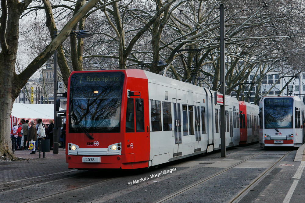 Niederflurwagen 4078 wurde die Ganzreklame  Tommy Hilfiger  entfernt. Hier zu sehen an der Haltestelle Neumarkt wieder im aktuellen KVB-Farbschema am 09.02.2013