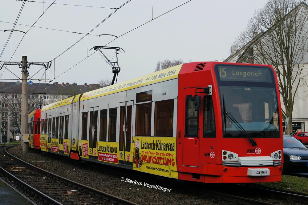 Niederflurwagen 4089 wurde die Teilreklame  Lachende Klnarena  aktualisiert. Hier zu sehen auf der Wilhelm-Sollmann-Strae am 08.03.2013.