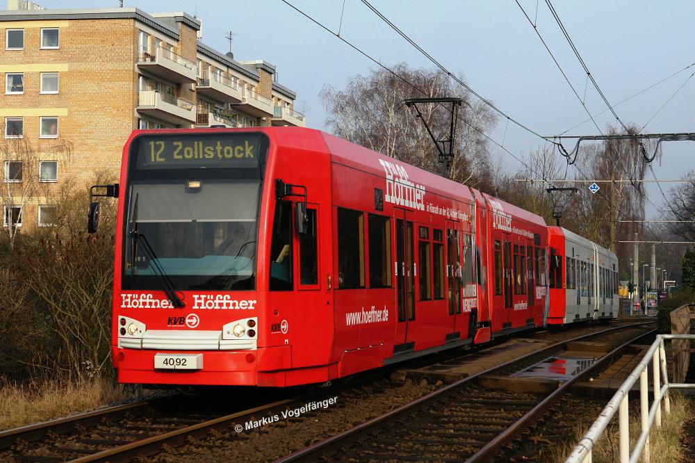 Niederflurwagen 4092 auf der Neusser Stra�e am 08.03.2013.