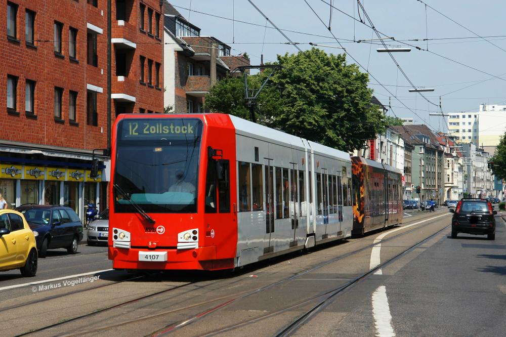 Niederflurwagen 4107 auf der Neusser Strae am 08.06.2013.