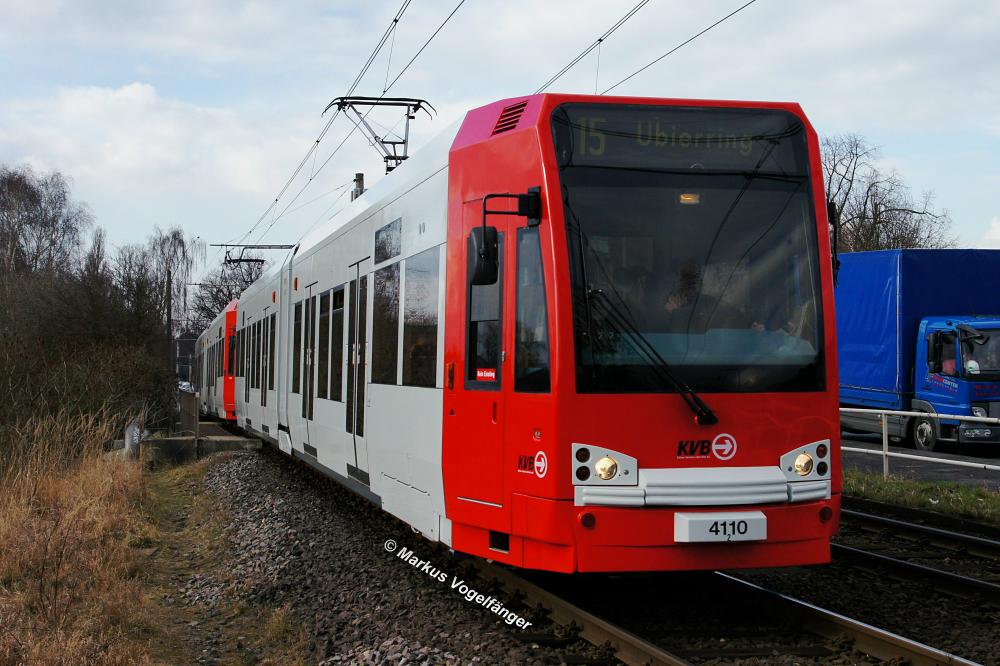 Niederflurwagen 4110 hat eine Neulackierung erhalten.Hier zu sehen auf der Neusser Strae am 19.03.2013.