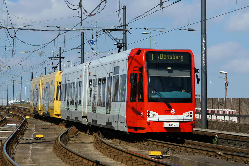 Niederflurwagen 4112 auf der Deutzer Br�cke am 05.05.2013.