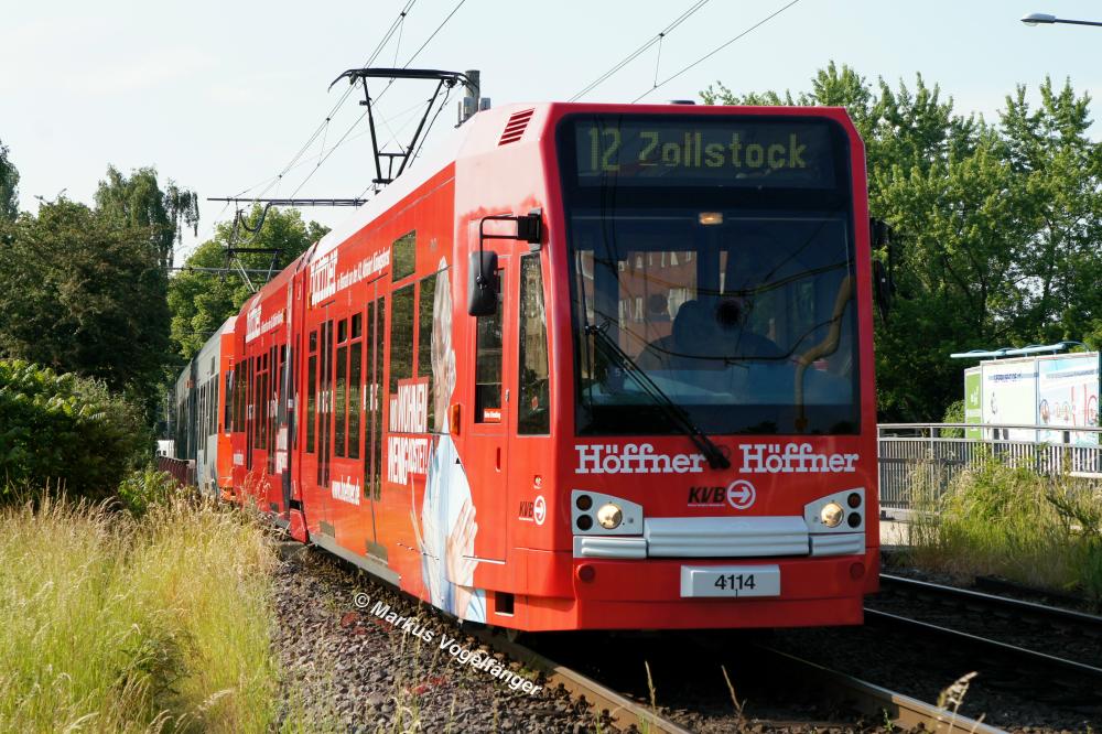 Niederflurwagen 4114 auf der Neusser Stra�e mit neuer Ganzreklame f�r das M�belhaus H�ffner am 02.06.2012