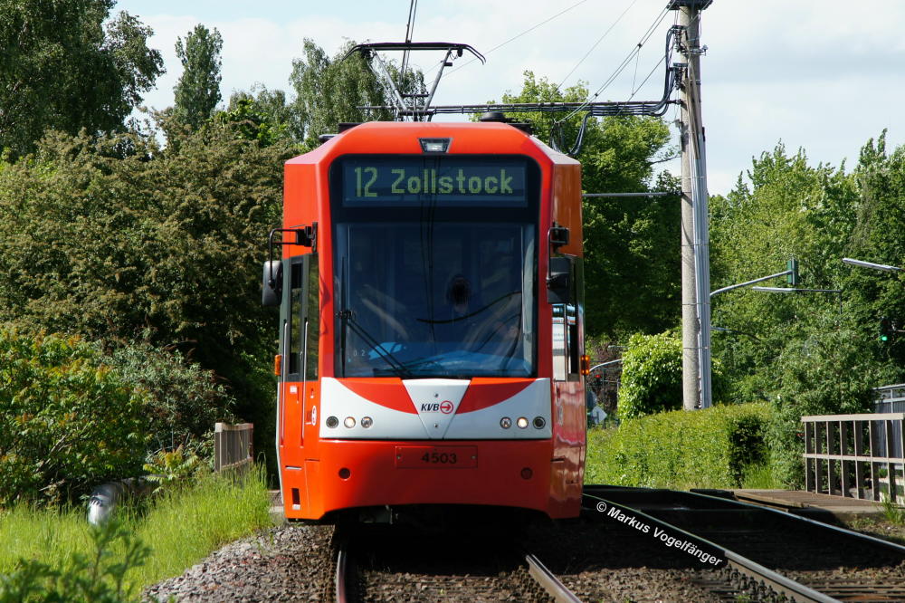 Niederflurwagen 4503 auf dem eigenen Bahnkrper an der Neusser Strae am 16.05.2012
