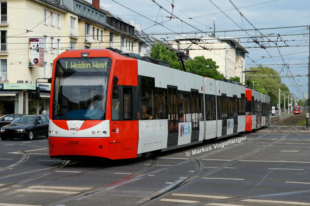 Niederflurwagen 4536 auf der Kreuzung Aachener Str./Grtel am 10.05.2012 