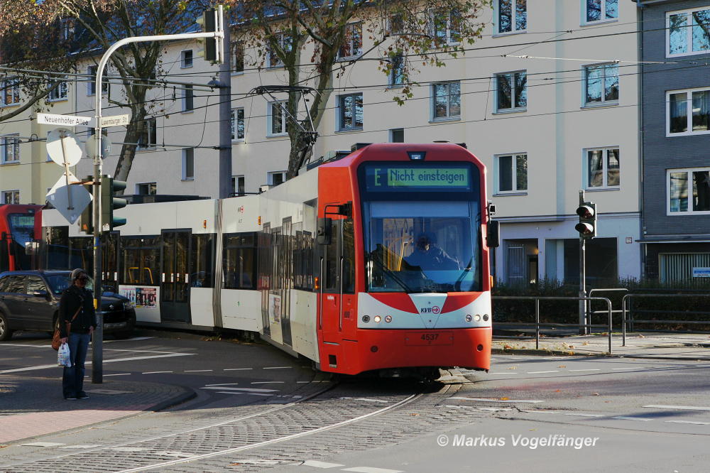 Niederflurwagen 4537 beim Einbiegen von der Luxemburger Stra�e in die Neuenh�fer Allee am 02.11.2012.