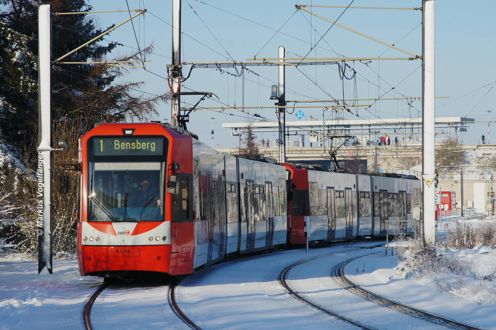 Niederflurwagen 4541 in der Ein/Ausfahrt zur Haltestelle Weiden West am 08.12.2012.