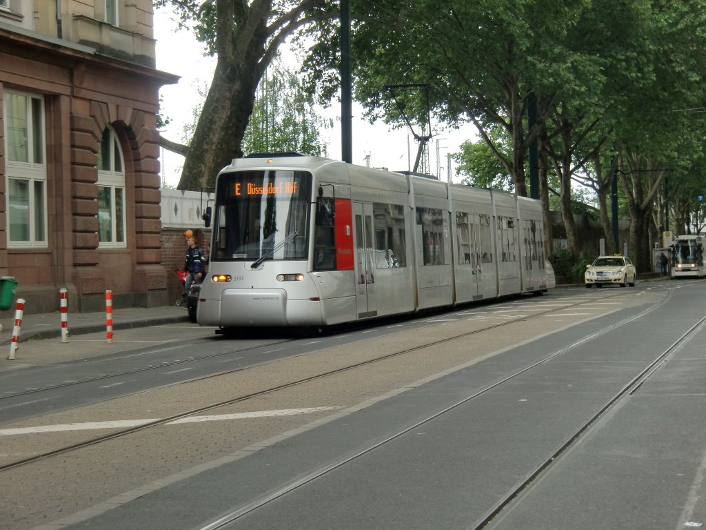 Niederflurwagen (TW3333) nache des Dsseldorfer Hbf bei der Strassenbahnparade zum Abschied des Betriebshoffes  Steinberg  (19.06.2011).
