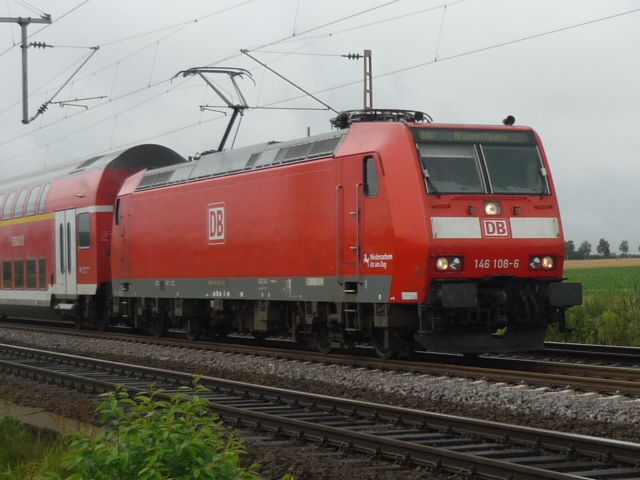 Niedersachsen ist am Zug: Eine 146 108-6 zieht einen Doppelstock-RegionalExpress Richtung Braunschweig Hauptbahnhof.